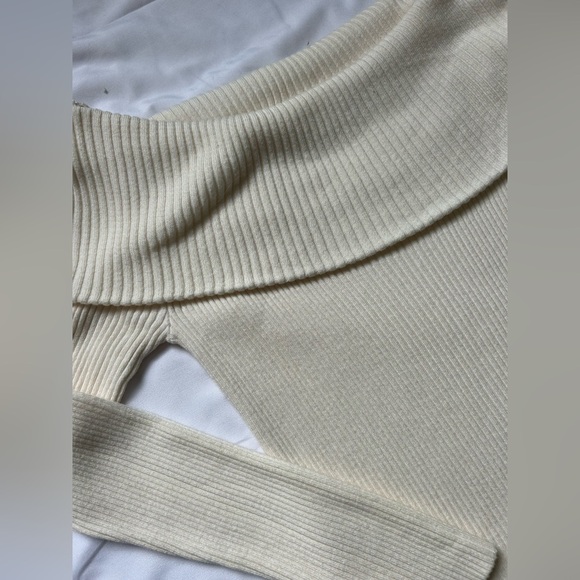 BANANA REPUBLIC - Off-the-Shoulder Sweater - Picture 4 of 7